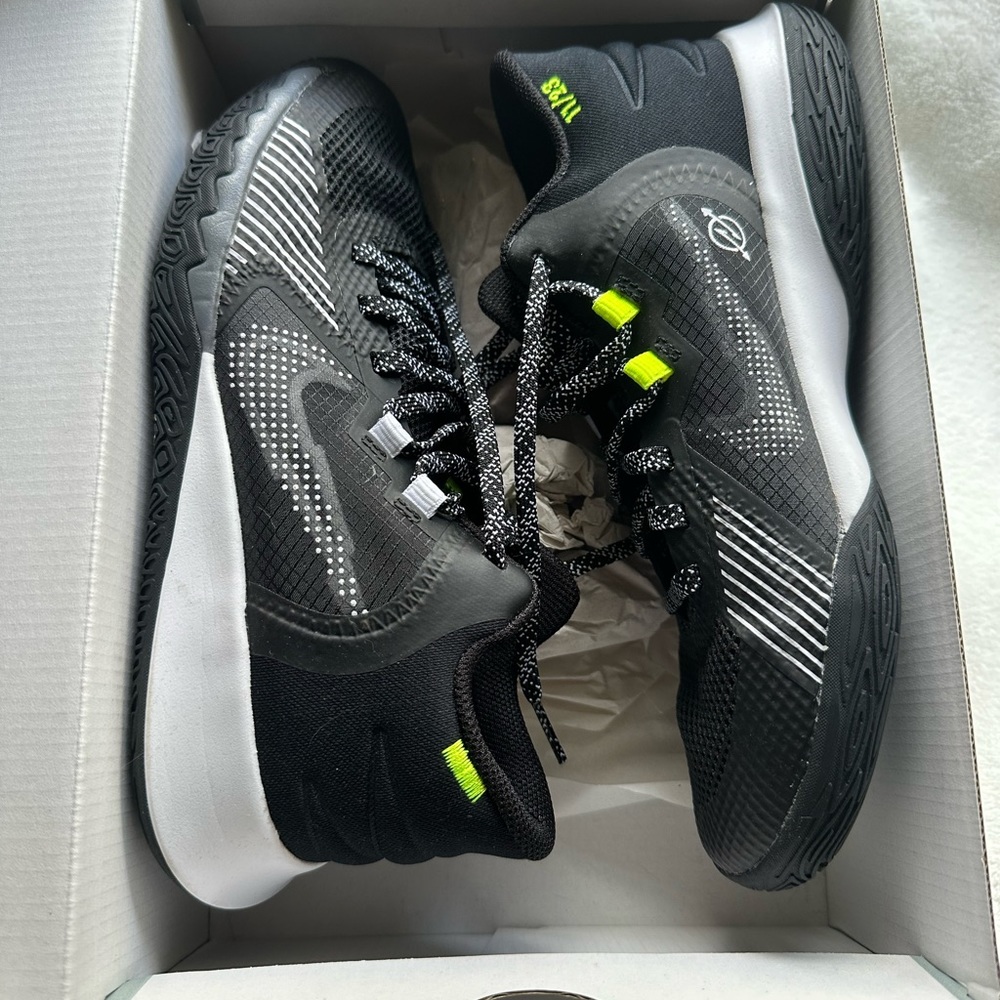 Kyrie Flytrap - Grade School shoes